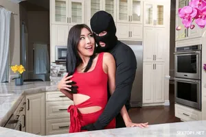 Xâm nhập một tổ chức buôn người, nữ điều tra viên gặp cái kết sung sướng